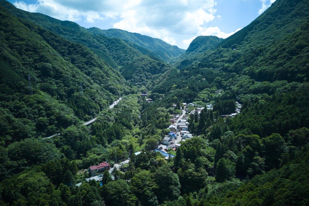 箱根の山腹の風景（ドローン撮影）